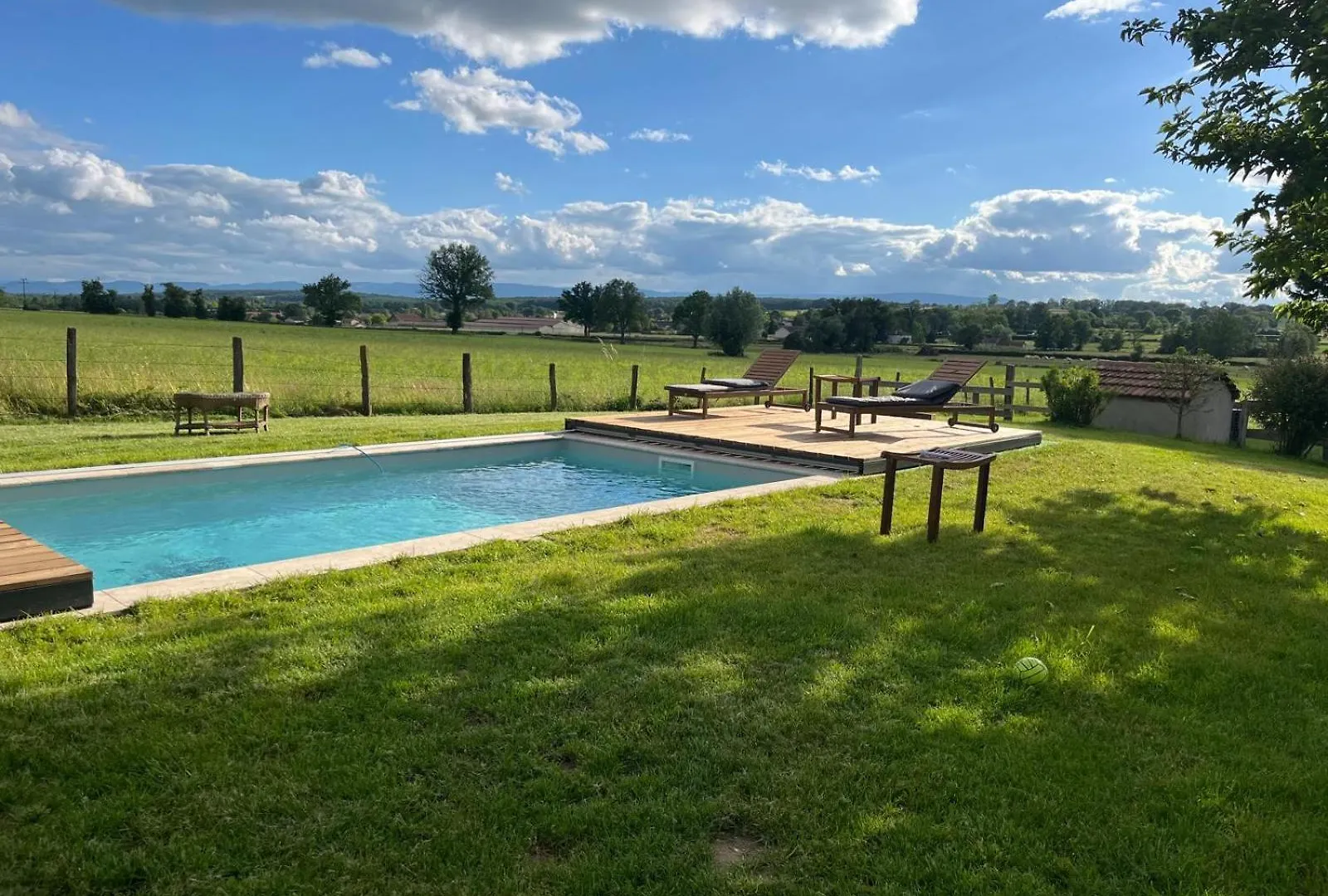 99 Maison Des Merles Briennon 0*,  Франция
